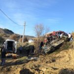 Manisa Demirci'de Elektrik Direğine Çarpan Otomobil Devrildi, Sürücü Ağır Yaralandı 1 manisada direge carpip sarampole devrilen otomobilin surucusu yaralandi bb68984a6616