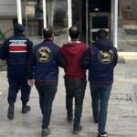 Üzüm Üreticilerini Tehdit Eden Firari Hükümlü Alaşehir'de Yakalandı 1 manisada uzum ureticilerinin paralarini gasbeden firari hukumlu yakalandi c4b82a6cc0ac