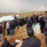 Van'da baraj gölüne devrilen otomobil kazasında hayatını kaybeden sürücü Furkan Özdemir'in cenazesi Yüksekova'da toprağa verildi. 3 otomobilin baraj golune yuvarlandigi kazada olen furkan topraga verildi c335900d6a64