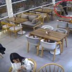 Talas'ta Kontrolü Kaybeden Otomobil Kafeye Girdi, O Anlar Kamerada Görüntülendi 1 otomobilin kafeye daldigi kaza kamerada c027828f536c