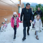 ozgur ozel ferdi zeyrekin kizlarini okula goturdu 649a4adc8437