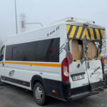 Afyonkarahisar'da TIR, kırmızı ışıkta bekleyen öğrenci minibüsüne çarptı, 20 yaralı! 1 tir ogrenci servis minibusune carpti 20 yarali 7f3623ee7435