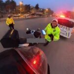 Trafik Polisi, Soğukta Motosikletle Çalışan Kuryeye Eldiven Hediye Etti 1 trafik polisi soguktan elleri titreyen kuryeye eldivenlerini verdi b473f6f178b5