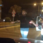 Mersin’de Trafikte Yaşanan Silahlı Saldırı Anı Cep Telefonuyla Kaydedildi 1 trafikte tartistigi kisilere yumruk atip tabancayla ates acan kisinin goruntuleri ortaya cikti a6c9f08a7d5c