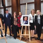 universiteli pinar karsi tanitan rolyef sergisinin gelirini losemili cocuklara bagislayacak 6d5eca0046fa