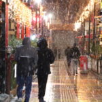 Van Merkezde Kar Yağışı Başladı, Vatandaşlar Beyaza Bürünmüş Sokaklarda Gezinti Yapıyor 1 van merkeze mevsimin ilk kari dustu c390a0ac2a0a