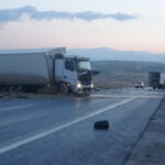 Buzlanma nedeniyle Erciş'te zincirleme kaza: 1 çocuk dahil 5 yaralı! 1 vanda 6 arac zincirleme kazaya karisti 5 yarali be00d8a854d0