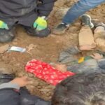 vucudunun bir kismi topraga gomulu bulunan amir okulunu ve arkadaslarini ozlemis b7679a50021d