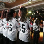 yilin sporcusu odulunu alan arda gulerin annesi ve ablasindan sevinc gozyasi db027d1797a0