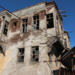 adanada tarihi binanin catisi coktu esnaf onlem alinmasini istedi 58c453f49352