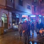 Bursa'daki çay ocağında çıkan yangın, itfaiye ekiplerinin müdahalesiyle kontrol altına alındı. 3 bursada cay ocaginda yangin 53c088900265