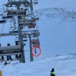 Düşen snowboardını almak için atlamaya çalıştığı telesiyejde asılı kaldı; o anlar kamerada 1 dusen snowboardini almak icin atlamaya calistigi telesiyejde asili kaldi o anlar kamerada 758e9fe86d66