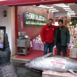 Düzce'de Yakalanan Dev Orkinos Samsun'da Satışa Sunuldu 4 duzcede avlanan 346 kiloluk orkinos samsunda satisa cikarildi 4bf3d518b6bf