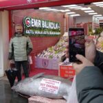 Düzce'de Yakalanan Dev Orkinos Samsun'da Satışa Sunuldu 1 duzcede avlanan 346 kiloluk orkinos samsunda satisa cikarildi ca769beac689