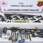Ordu'da yasa dışı silah ticareti yapan şüpheli tutuklandı, evinde ruhsatsız tabancalar ve fişekler bulundu! 1 evinden 15 ruhsatsiz tabanca cikti 1 tutuklama 41b3971fb391