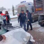 hafif ticari arac park halindeki kamyona carpti 2 oldu 11b8a02622c4