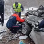 hafif ticari arac park halindeki kamyona carpti 2 oldu 605c2384570e