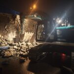 hatayda istinat duvari park halindeki araclarin ustune devrildi 8c04f07f0c9a