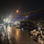 hatayda istinat duvari park halindeki araclarin ustune devrildi df61f5fcc101