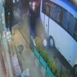 istanbul arnavutkoyde otomobil midibuse carpti binen kisi son anda kurtuldu 96a4127cd9a8