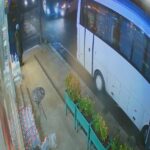 istanbul arnavutkoyde otomobil midibuse carpti binen kisi son anda kurtuldu d456c75d5f2b