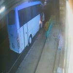 istanbul arnavutkoyde otomobil midibuse carpti binen kisi son anda kurtuldu e4dadae3709d