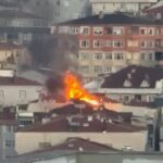 Bahçelievler'de Çatı Yangını Bitişikteki Bine Sıçradı, İtfaiye Müdahale Etti 4 istanbul bahcelievlerde catida yangin alevler bitisikteki binaya sicradi 5e5df8300aa6