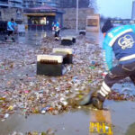 istanbul bakirkoyde lodosla sahile tasinan atiklar temizlendi d15bbf326bb5