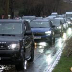 istanbul bakirkoyde ruzgar nedeniyle kopan agac dali otomobilin uzerine dustu 4 arac birbirine girdi 002a36e7bdb7