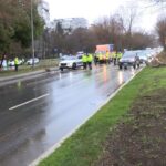 istanbul bakirkoyde ruzgar nedeniyle kopan agac dali otomobilin uzerine dustu 4 arac birbirine girdi 25acdbca35c2