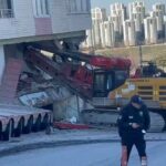 istanbul basaksehirde yokustan kayan tirin carptigi bina tahliye edildi 3 ek goruntuyle 91d83a2eeaa3