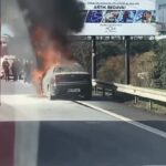 istanbul esenyurtta yanan otomobil hurdaya dondu 5523ecac76d3