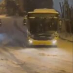 İstanbul'da Kar Yağışı Sebebiyle Yokuştan Kayarak Elektrik Direğine Çarpan İETT Otobüsü Anbean Görüntülendi 1 istanbul eyupsultanda yokustan inen iett otobusu kar nedeniyle kaydi 1082b7ada1a8