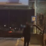 istanbul kucukcekmecede hafif ticari arac park halindeki minibuslere carpti surucusu yere yigildi 2e956c96acd9