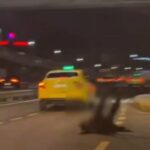 istanbul kucukcekmecede hafif ticari arac park halindeki minibuslere carpti surucusu yere yigildi b14b6b330d8b