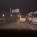 istanbul kucukcekmecede hafif ticari arac park halindeki minibuslere carpti surucusu yere yigildi c86656259035