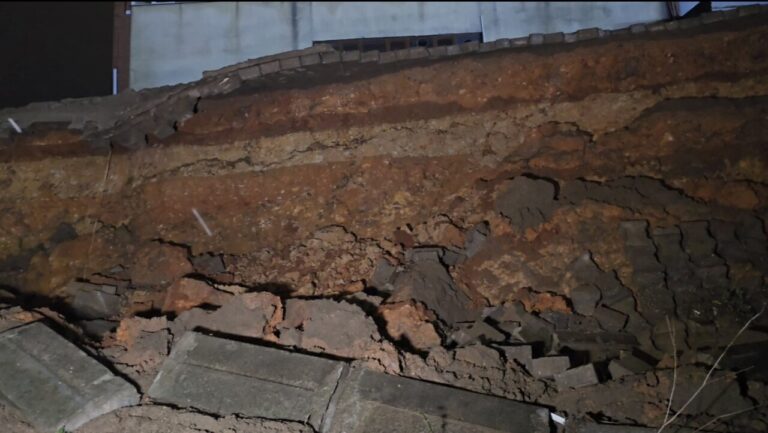 Sultanbeyli’de İstitan Duvarı Yine Çöktü, Otomobile Zarar Verdi