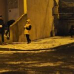 İstanbul'da kar yağarken, parkta ilginç bir tıraş anı ve çocukların kartopu keyfi! 4 istanbul sultangazide kar yagisi altinda parkta arkadasini tiras etti 0e2212750e25