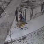 İstanbul'da kar yağarken, parkta ilginç bir tıraş anı ve çocukların kartopu keyfi! 1 istanbul sultangazide kar yagisi altinda parkta arkadasini tiras etti 2fd8f120c8f4