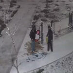 İstanbul'da kar yağarken, parkta ilginç bir tıraş anı ve çocukların kartopu keyfi! 3 istanbul sultangazide kar yagisi altinda parkta arkadasini tiras etti 33f9925fb8de