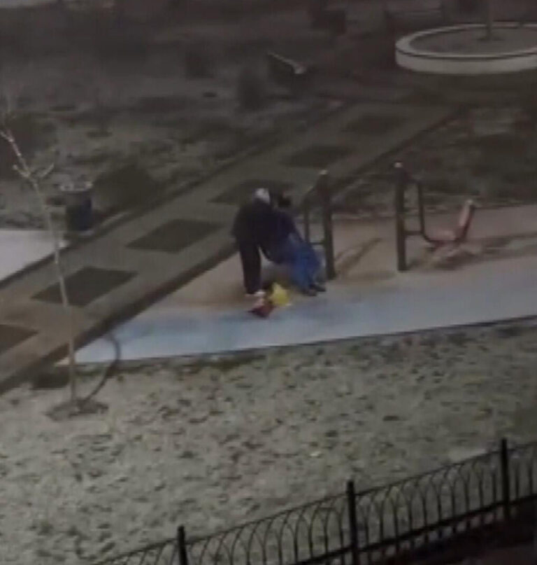İstanbul’da kar yağarken, parkta ilginç bir tıraş anı ve çocukların kartopu keyfi!