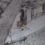 İstanbul'da kar yağarken, parkta ilginç bir tıraş anı ve çocukların kartopu keyfi! 2 istanbul sultangazide kar yagisi altinda parkta arkadasini tiras etti ae2276755d02