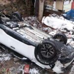 istanbul uskudarda kar yagisinin etkisiyle yokus asagi kayan otomobil bahceye uctu 3 yarali 71c7ee62345e