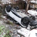 istanbul uskudarda kar yagisinin etkisiyle yokus asagi kayan otomobil bahceye uctu 3 yarali f16346f40d26