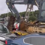 istanbul uskudarda tirin uzerindeki ekskavator tabelaya takildi 7 aracta hasar olustu 0328dca88130