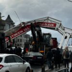istanbul uskudarda tirin uzerindeki ekskavator tabelaya takildi 7 aracta hasar olustu 6ba3a496639e