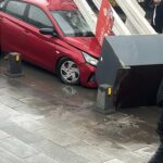 istanbul uskudarda tirin uzerindeki ekskavator tabelaya takildi 7 aracta hasar olustu df16803cdf32