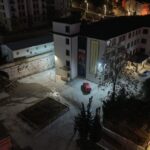 İzmit'te Lise Bahçesine Çöken İstinat Duvarı Olayı Güvenlik Önlemleri ile Kontrol Altına Alındı 1 istinat duvarinin lise bahcesine coktugu anlar kamerada 54a0992b7133