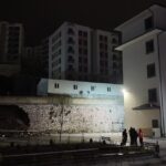 İzmit'te Lise Bahçesine Çöken İstinat Duvarı Olayı Güvenlik Önlemleri ile Kontrol Altına Alındı 4 istinat duvarinin lise bahcesine coktugu anlar kamerada 563aa2b3a492