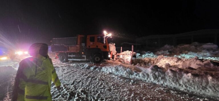 Kahramanmaraş’ta yoğun kar nedeniyle 3 ahırın çatısı çöktü, 65 büyükbaş hayvan telef oldu